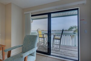 2 habitaciones y tabla de planchar con plancha 