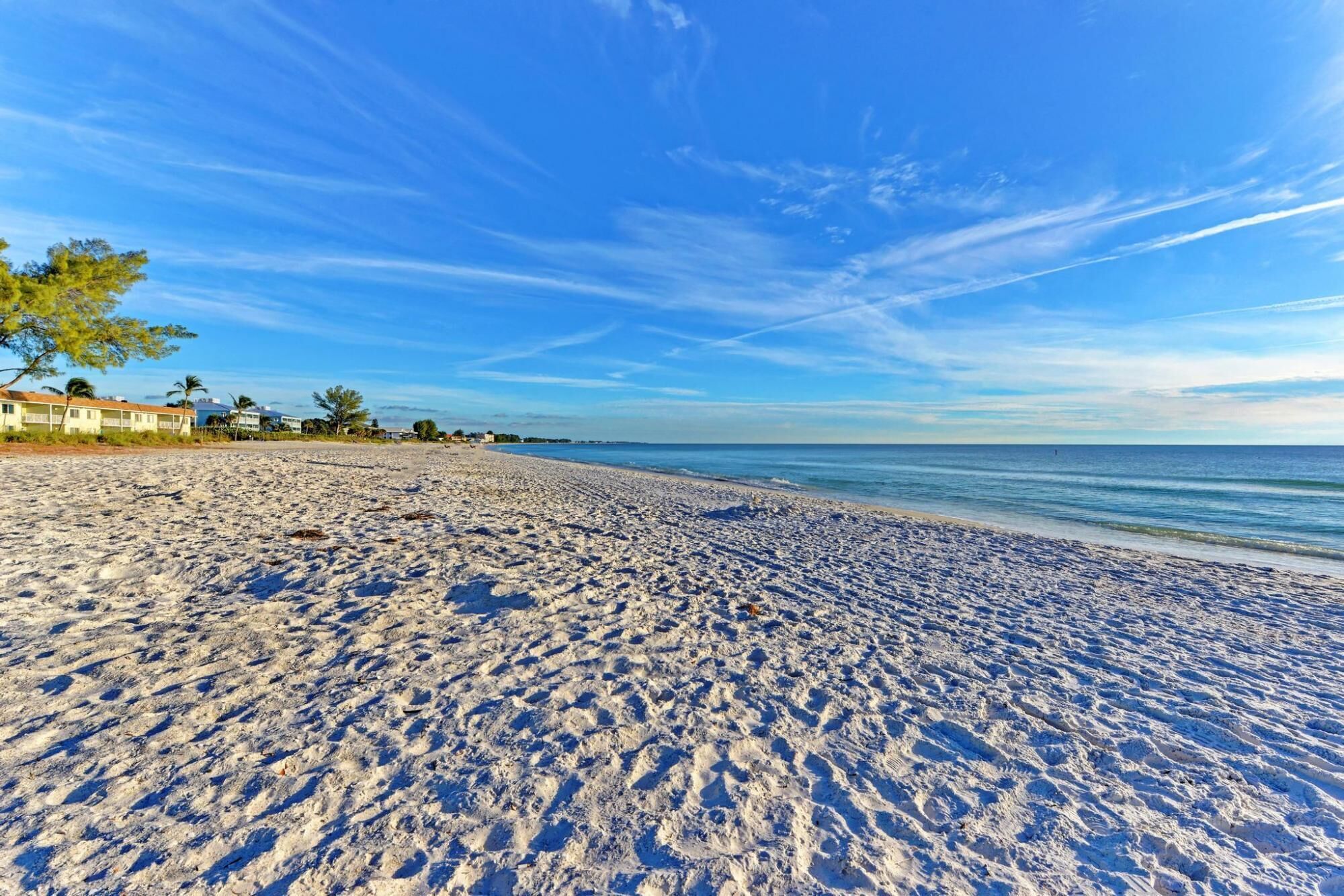 Aan het strand, wit zand, een strandbar