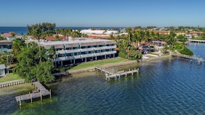 Un hôtel situé au bord de l’eau, doté d’un grand bâtiment, de quais et offrant une vue dégagée sur la mer.