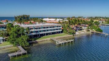 2 bedrooms, iron/ironing board, WiFi