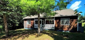 A single-story wooden house with a porch, a front door, and a window. - Slainte - Cottage located near Downtown La Pointe (La Pointe)