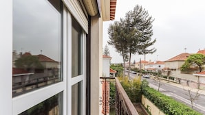 A balcony with a view of a residential street and houses. - Belem Boutique Viii by Homing (Lisbon)