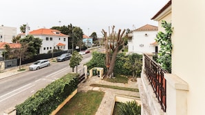 A residential street with houses, a tree, and a road. - Belem Boutique Viii by Homing (Lisbon)