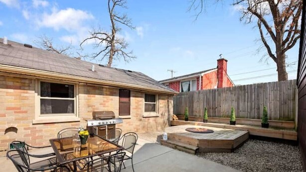 A backyard with a barbecue grill, a dining table with chairs, and a fire pit. - PROMO 15% MONTHLY DISCOUNT!
Cozy House, Close to Benedictine & North Central (Lisle)