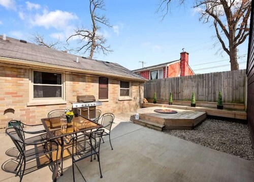 PROMO 15% MONTHLY DISCOUNT!
Cozy House, Close to Benedictine & North Central