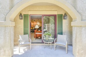 Exterior detail - 2 king beds - fenced courtyard patio - pool - hot tub - ground floor unit! (St. Augustine)