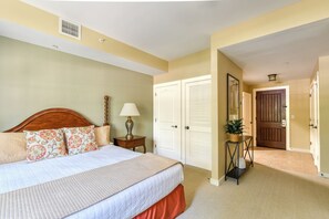 2 bedrooms, iron/ironing board, travel cot, free WiFi - 2 king beds - fenced courtyard patio - pool - hot tub - ground floor unit! (St. Augustine)