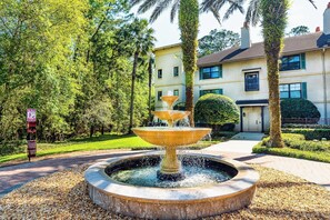 Property grounds - 2 king beds - fenced courtyard patio - pool - hot tub - ground floor unit! (St. Augustine)