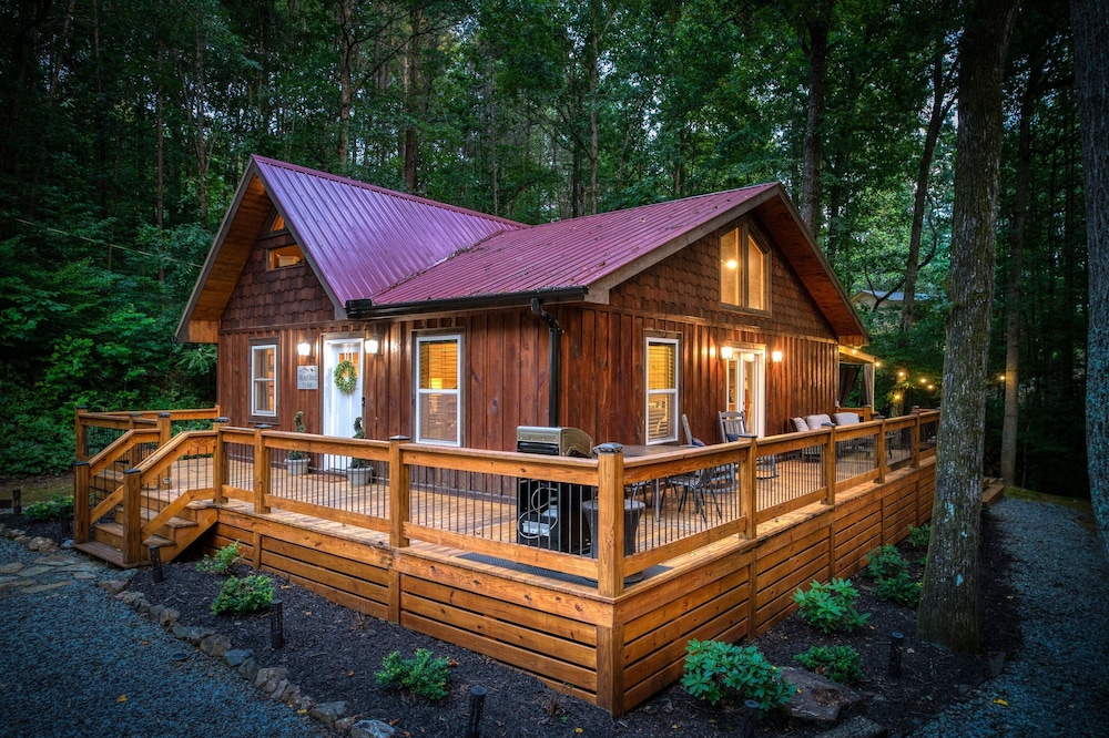 Celebrate the Holidays in Blue Ridge! Hot Tub & Fire Pit | 8 Min to Downtown