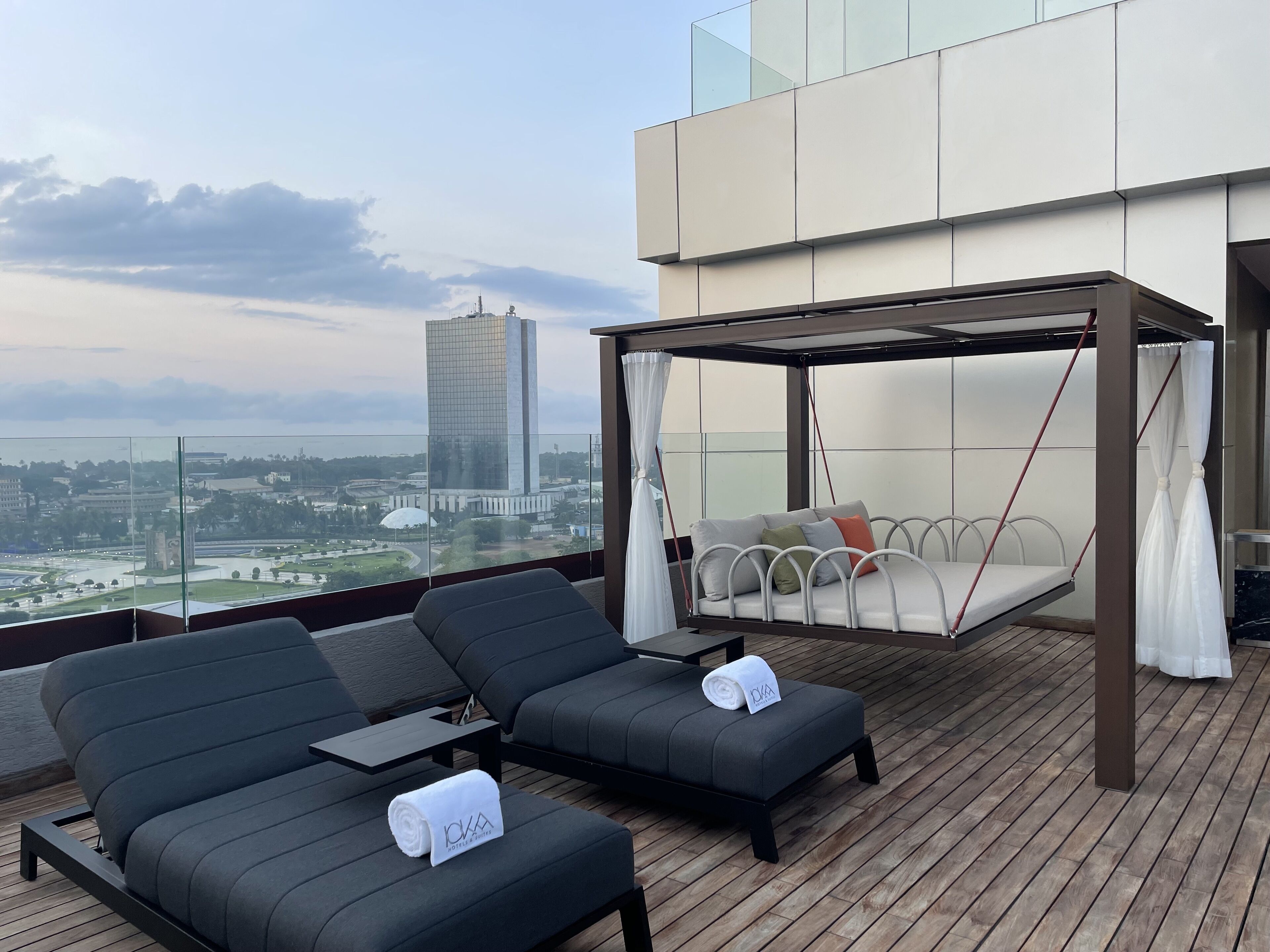 Televisión LED de 150 cm con canales por satélite, una televisión