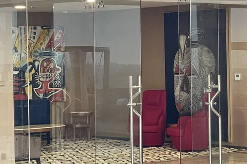 Téléviseur à DEL de 150 cm avec télévision par satellite, téléviseur