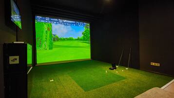 Indoor golf driving range