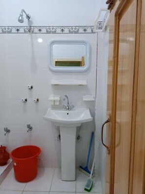 Habitación estándar doble | Baño | Ducha, artículos de higiene personal gratuitos y toallas