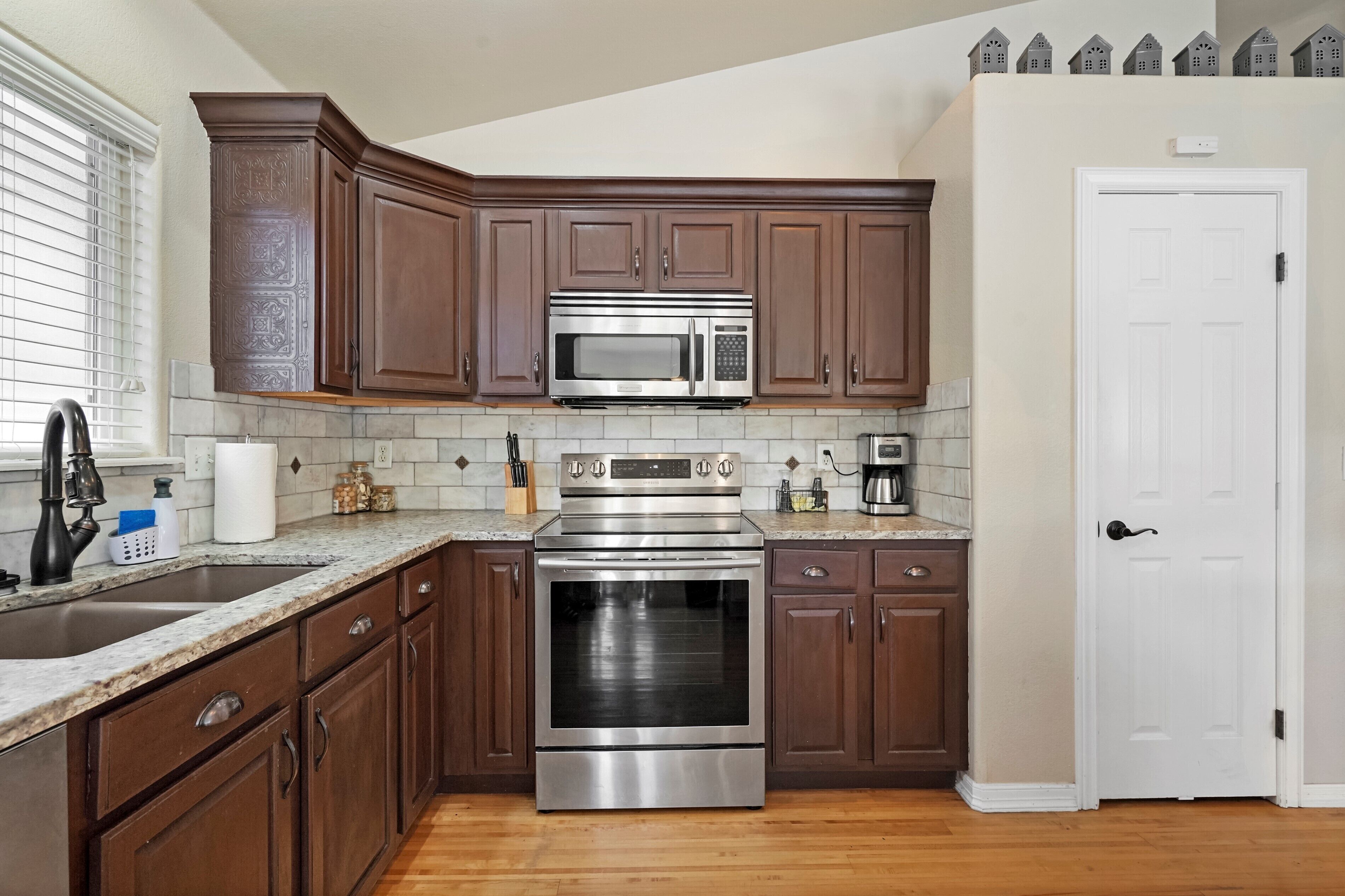 ** HUGE Luxurious Downtown Getaway! w/Hot Tub **