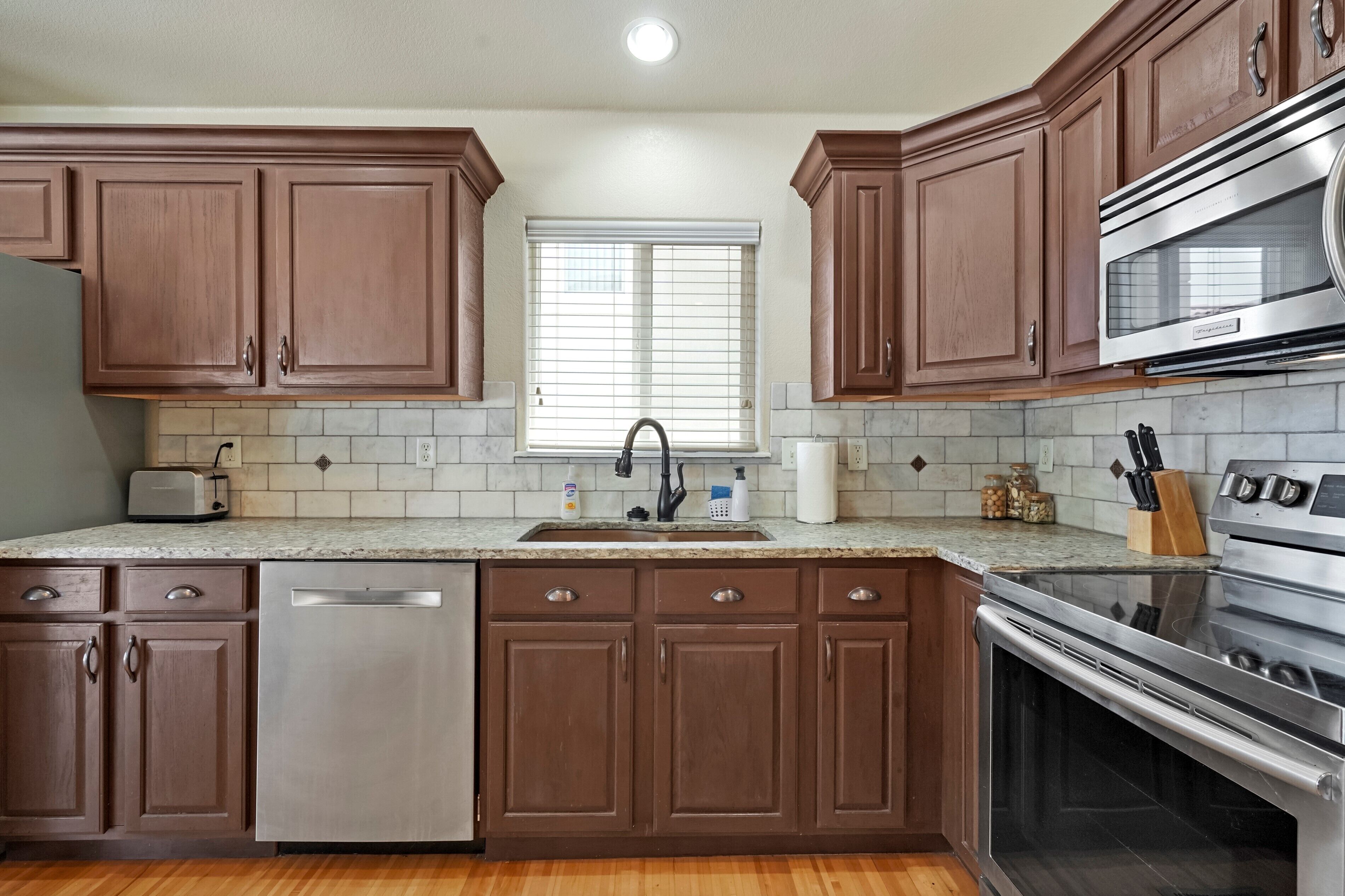 ** HUGE Luxurious Downtown Getaway! w/Hot Tub **