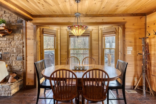  Spring spec!4bd Cabin. 2 Kings, 2 Queens, 2 Bunks.Game room, theatre ,hot tub