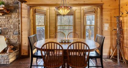 Spring spec!4bd Cabin. 2 Kings, 2 Queens, 2 Bunks.Game room, theatre ,hot tub