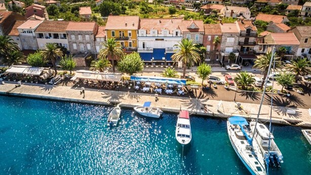 Une ville côtière dotée d’un port de plaisance, de bateaux et d’un bar situé sur la plage.