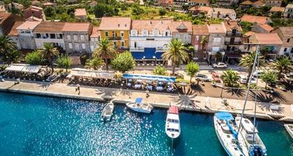 Guesthouse Aurora -Triple room with Terrace and Sea View
