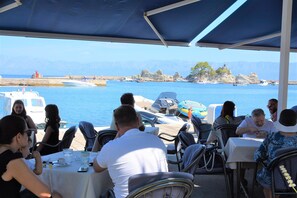 Outdoor dining - Guesthouse Aurora - Double Room with Sea View (Trpanj)