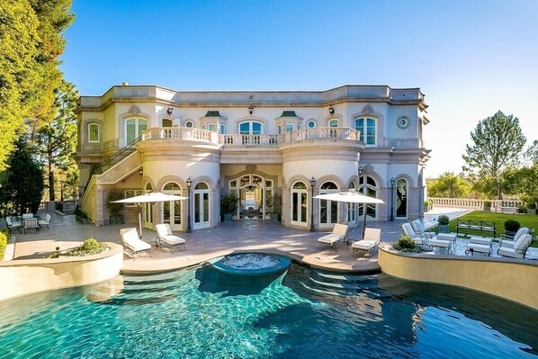 A heated pool, pool loungers - This house is a 8 bedroom(s), 9 bathrooms, located in Beverly Hills, CA. (Beverly Hills)