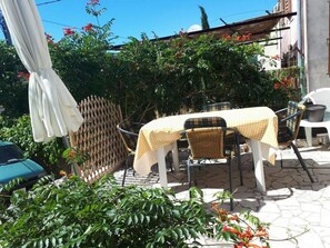 تناول الطعام بالخارج