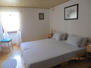 2 bedrooms, iron/ironing board, Internet, bed sheets