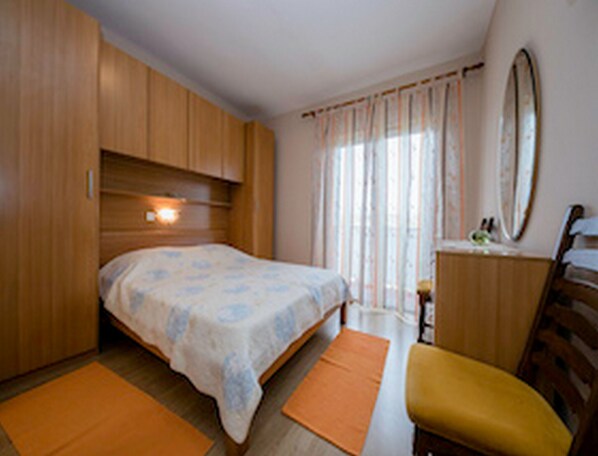 1 bedroom, free Internet, bed sheets