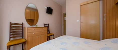 1 bedroom, free Internet, bed sheets