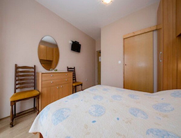 1 bedroom, free Internet, bed sheets