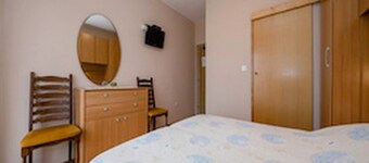 Apartments & Rooms Green Bay - Double Room with Balcony and Sea View (Room 2)
