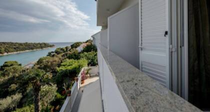 Apartments & Rooms Green Bay - Double Room with Balcony and Sea View (Room 3)