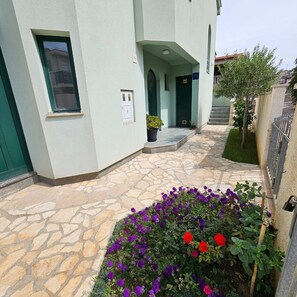 Property grounds - Apartments Mlikota - One Bedroom Apartment with Terrace (Zaton)