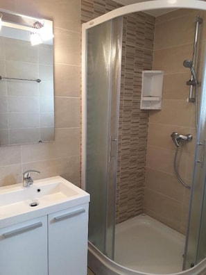 Dusche, Haartrockner, HandtĂŒcher