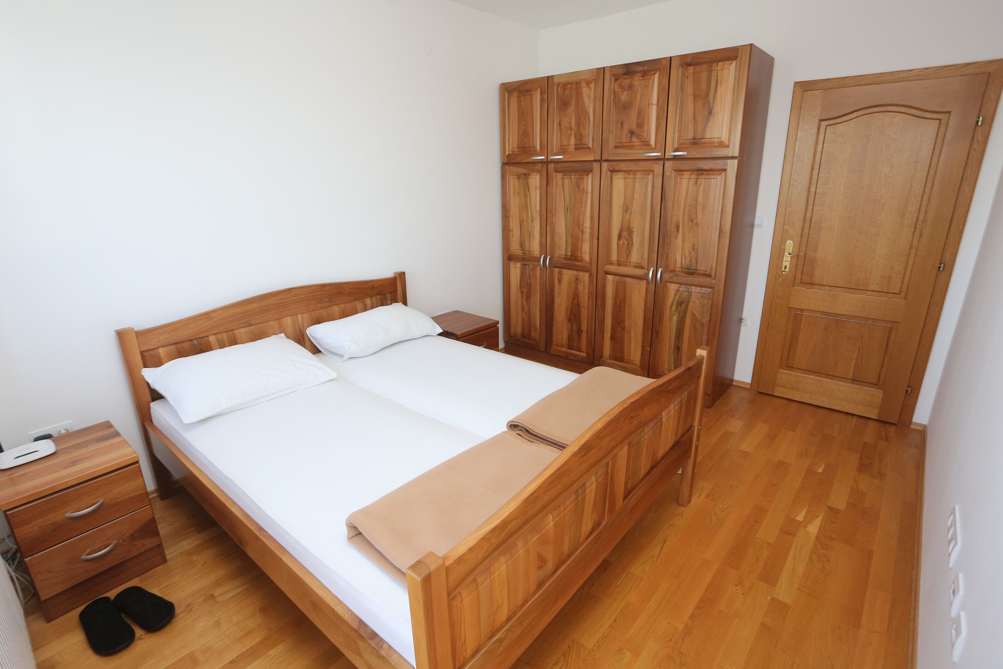 5 bedrooms, iron/ironing board, WiFi, bed sheets