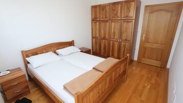 5 bedrooms, iron/ironing board, WiFi, bed sheets