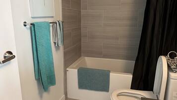 Combined shower/bathtub, towels, soap, shampoo