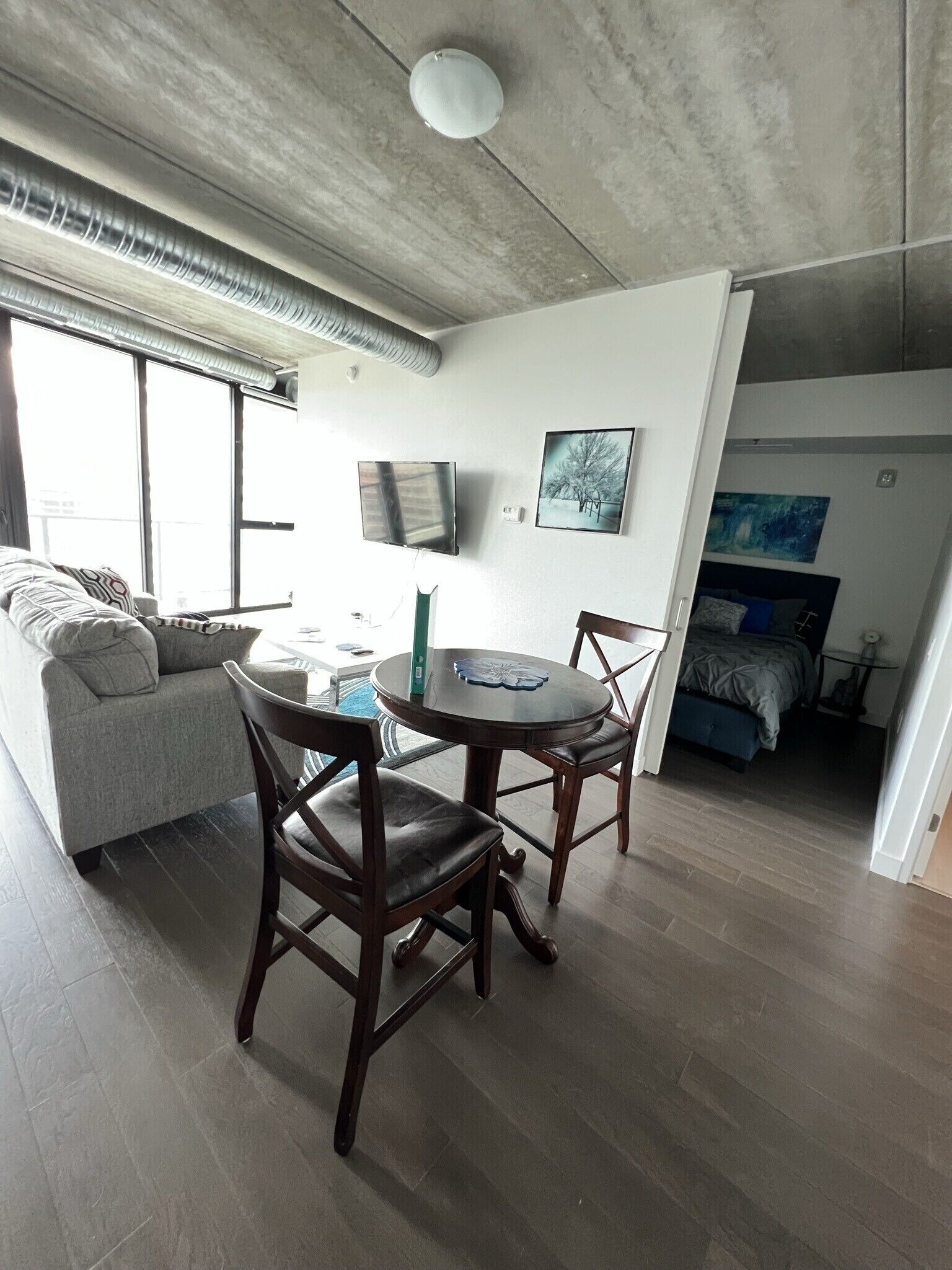 Executive Luxury 2 bed Spacious Downtown WIFI laundry across MTS centre 