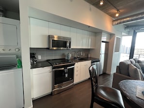 Refrigerador, microondas, horno y lavavajillas