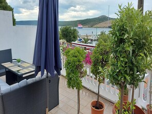 Outdoor dining - Apartments Marjan - One Bedroom Apartment with shared Terrace (Posedarje)
