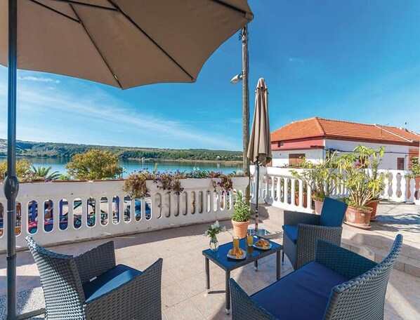 Outdoor dining - Apartments Marjan - One Bedroom Apartment with shared Terrace (Posedarje)