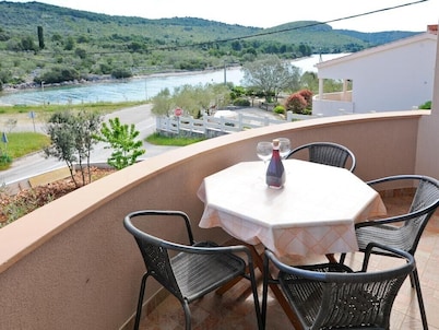 Vidov by the sea- Two bedroom apartment with balcony and sea view