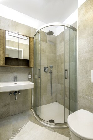 Dusche, Haartrockner, Handtücher, Toilettenpapier