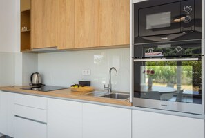 Réfrigérateur, four à micro-ondes, un four, lave-vaisselle