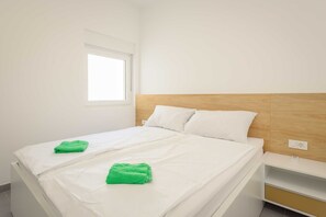 1 makuuhuone, silitysrauta/-lauta, vauvansängyt, vauvan matkasänky