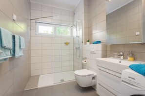 Een douche, een haardroger, handdoeken, zeep