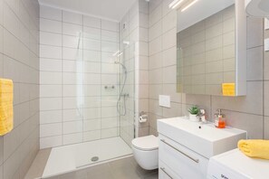 Een douche, een haardroger, handdoeken, zeep