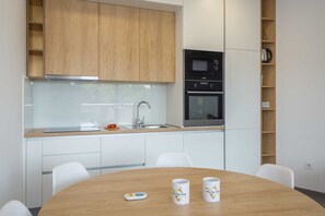 Frigorifero, microonde, forno, piano cottura