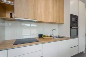 Een koelkast, een microgolfoven, een oven, een kookplaat