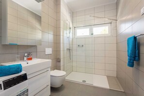 シャワー、ヘアドライヤー、タオル、石鹸